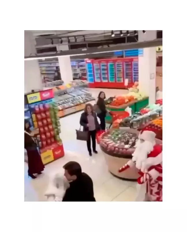 Two Santas Brawl in Baku Supermarket Over 'Territorial Dispute'