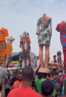 Aba Traders Carry Mannequins on Heads for Better Sales Visibility