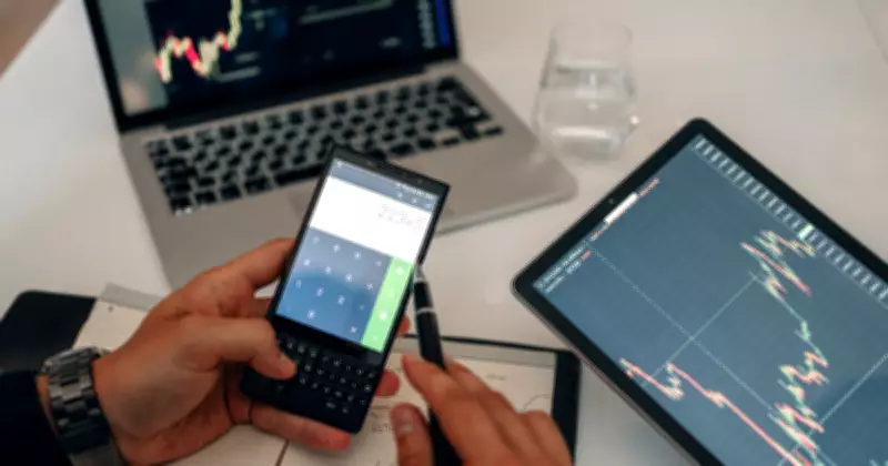 How Seasoned Investors Navigate Market Panics When Social Media Explodes