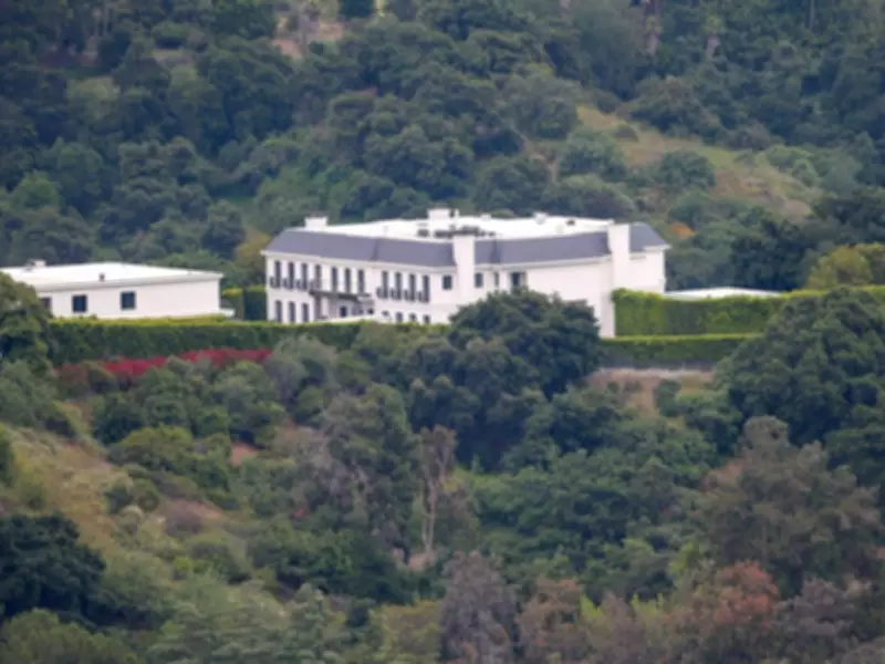Ben Affleck Transfers $60M Mansion Stake to Jennifer Lopez for Free