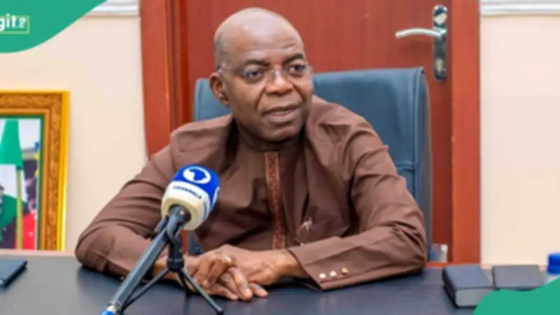 Abia Governor Unveils United Nigeria Airlines Planes Named After Chinua Achebe, Onitsha Monarch