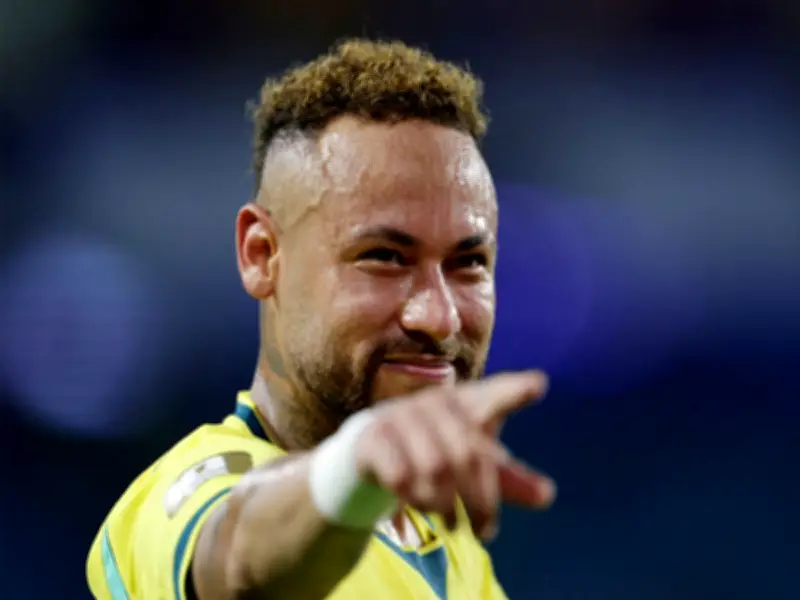 Neymar cries alone after Brazil's 3-0 World Cup win over Scotland