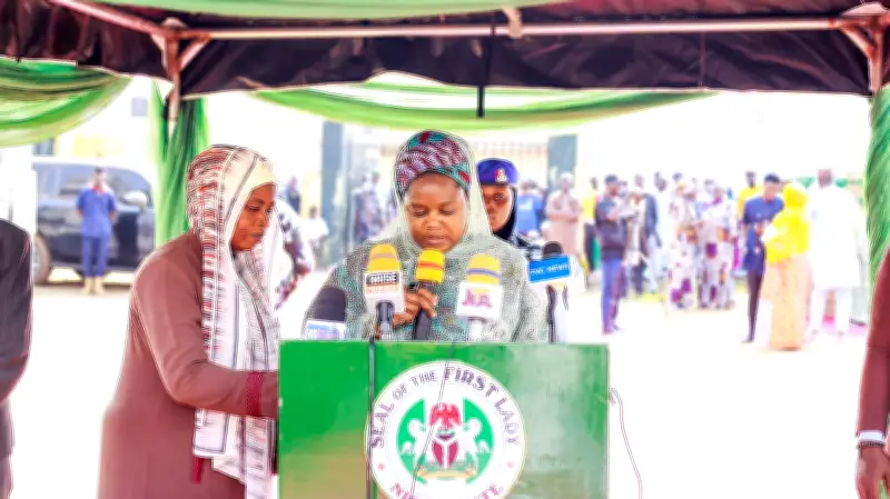 Niger First Lady Empowers 250 Women with N100,000 Each for Business