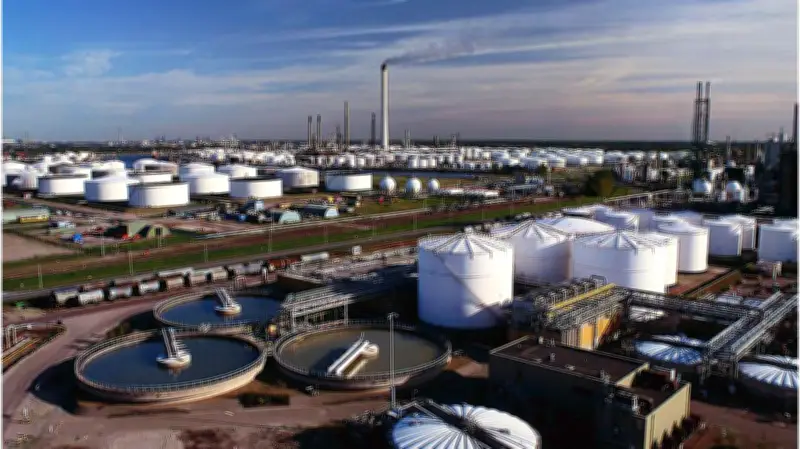 Nigeria's Fiscal Outlook Constrained by Debt, Oil Output Volatility