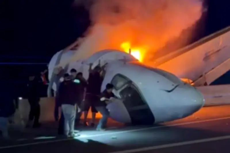 Plane Crashes Onto Texas Highway, Kills One and Injures Five