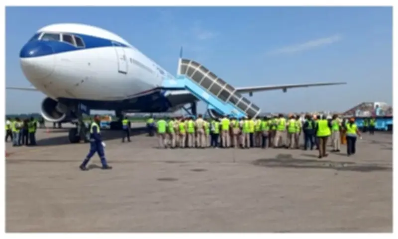 Cracks on aircraft delay evacuation of Nigerians from South Africa – FG